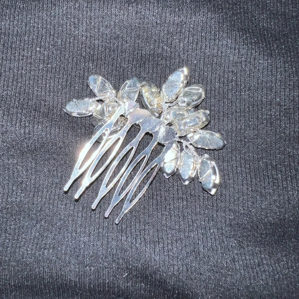 Elegant rhinestone hair clip